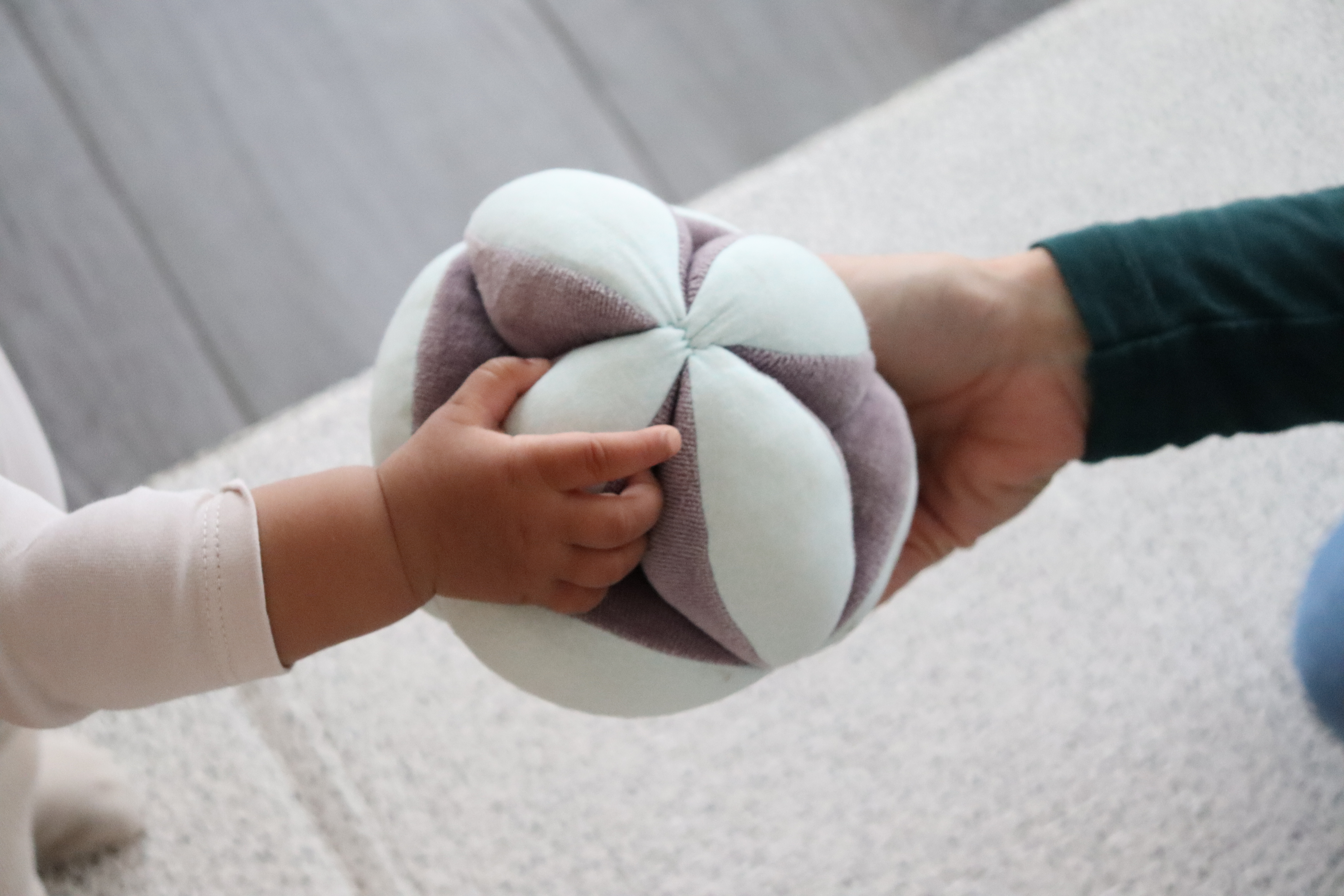 Enfant sur une balançoire avec le ciel en arrière-plan