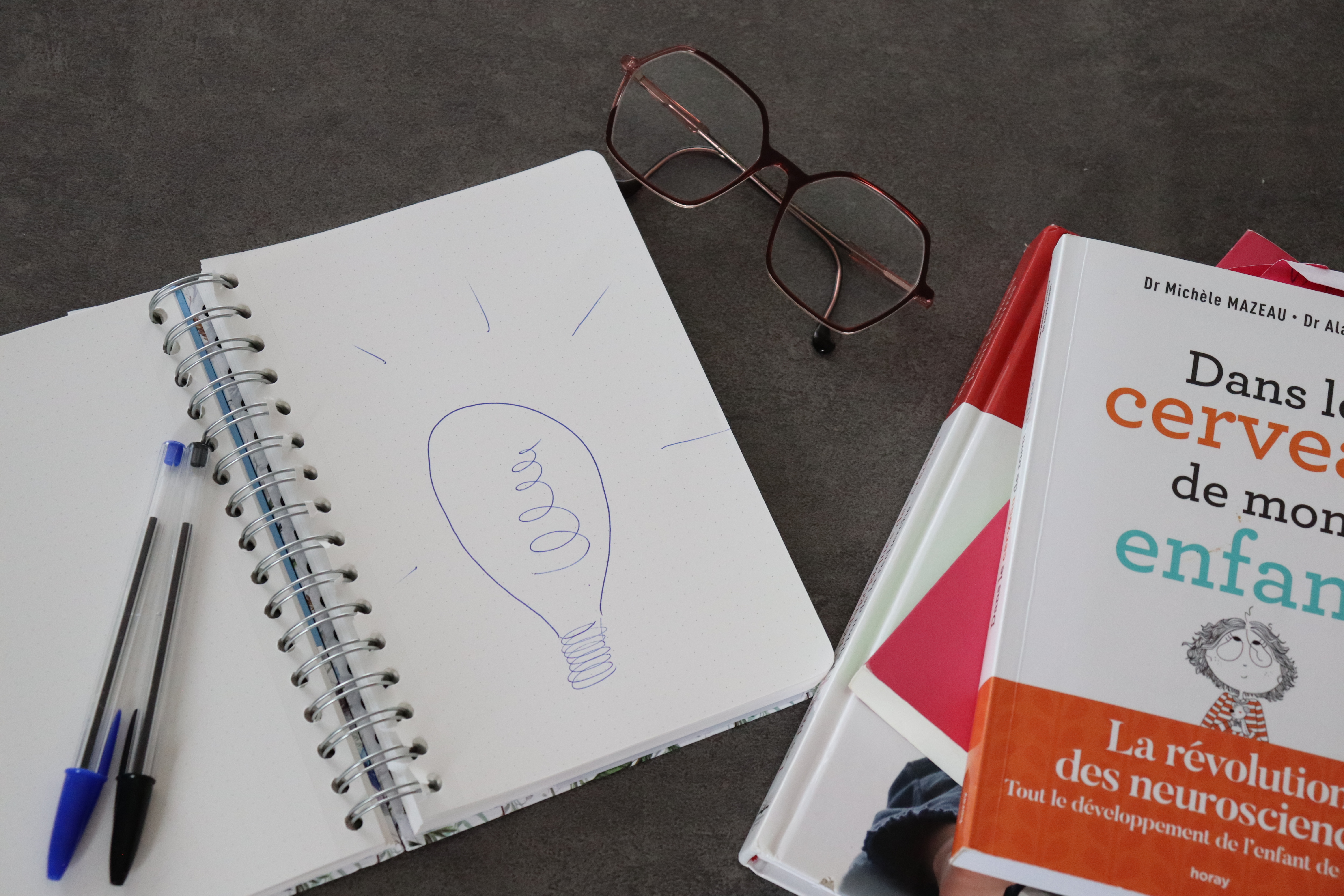 Enfant jouant avec un avion en bois